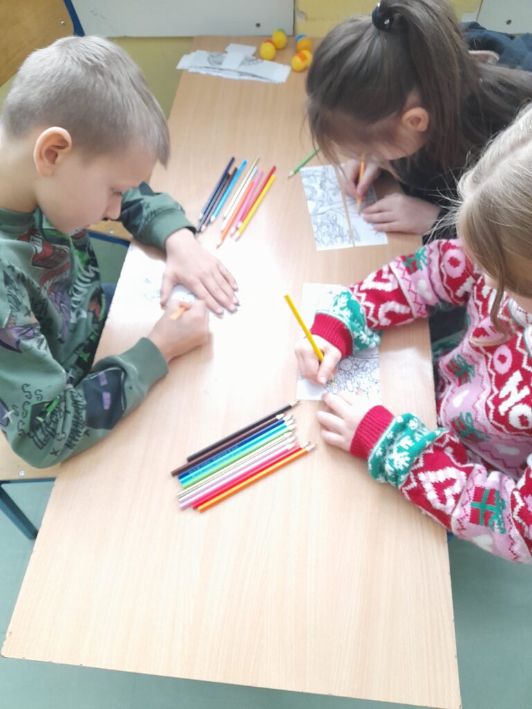 uczniowie malują obrazek