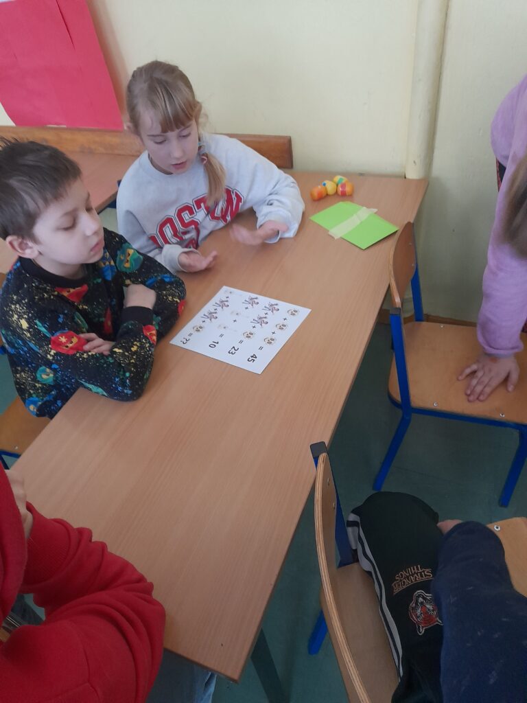 uczniowie rozwiązują zadania na logikę