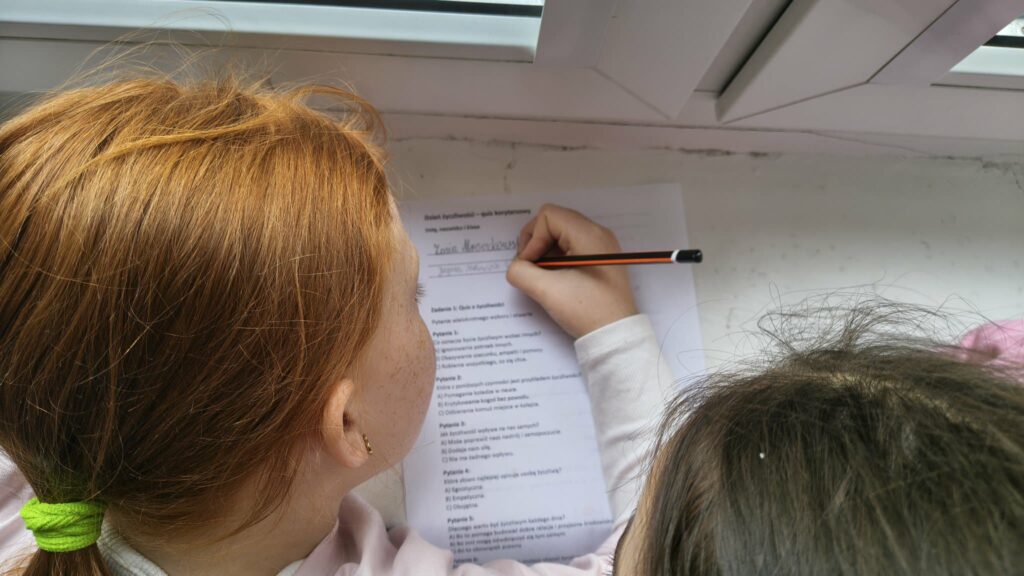 widzimy karty pracy i  dzieci które je wykonują