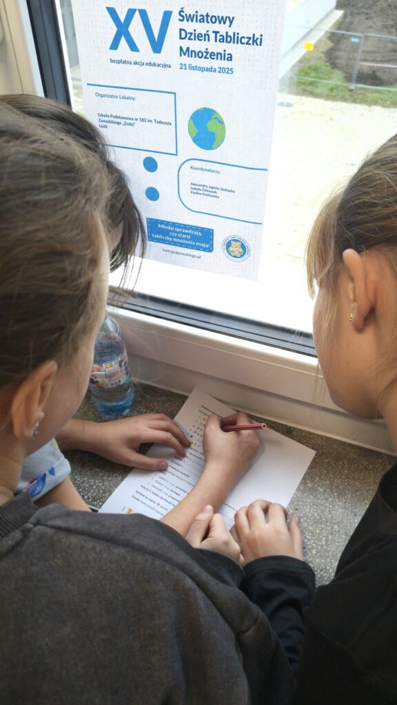 widzimy karty pracy i  dzieci które je wykonują