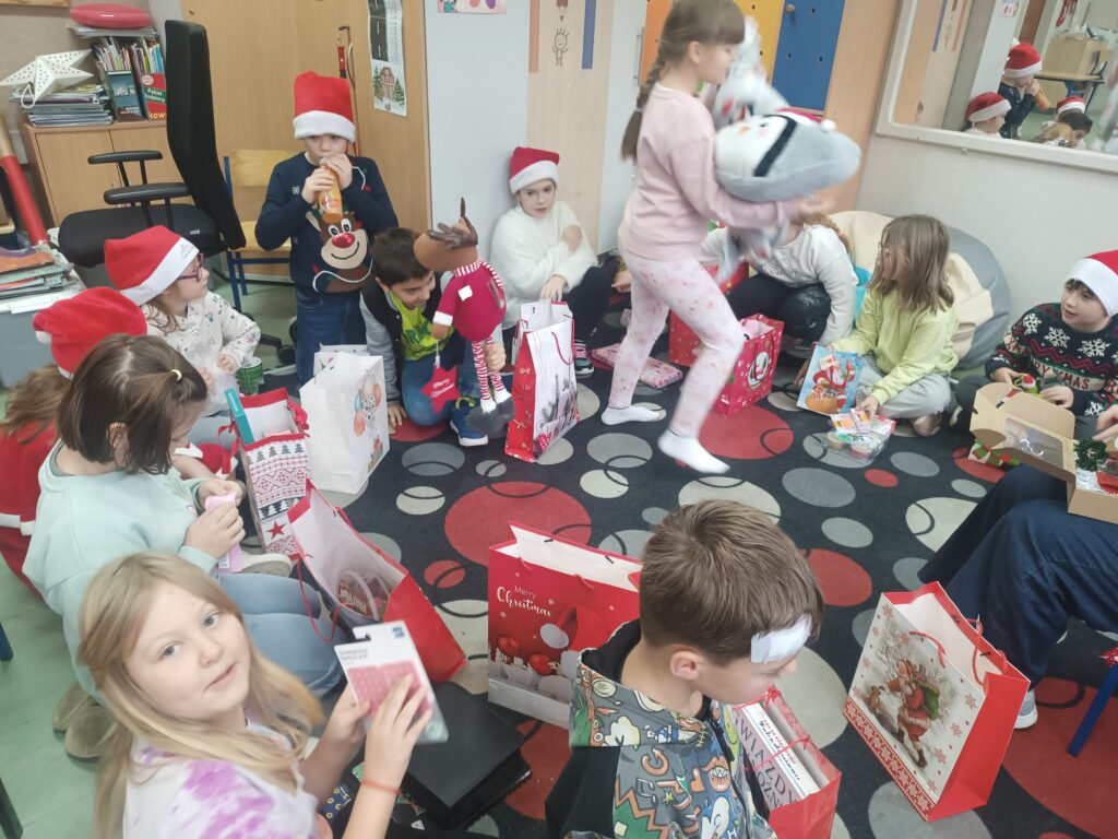 dzieci otwierają swoje prezenty