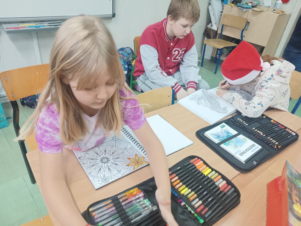 dzieci malują mandale 