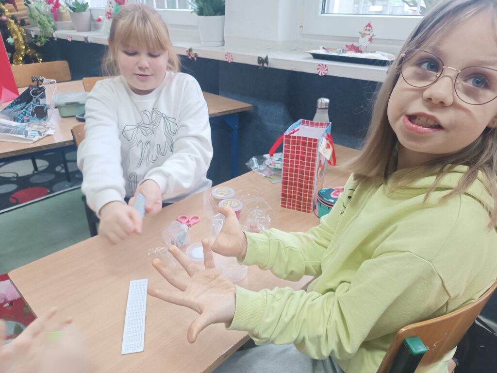 dziewczynki kleją ozdoby