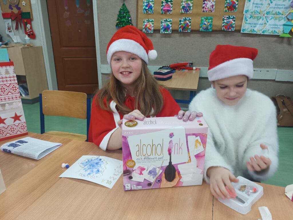 dwie dziewczynki pokazują swoje prezenty