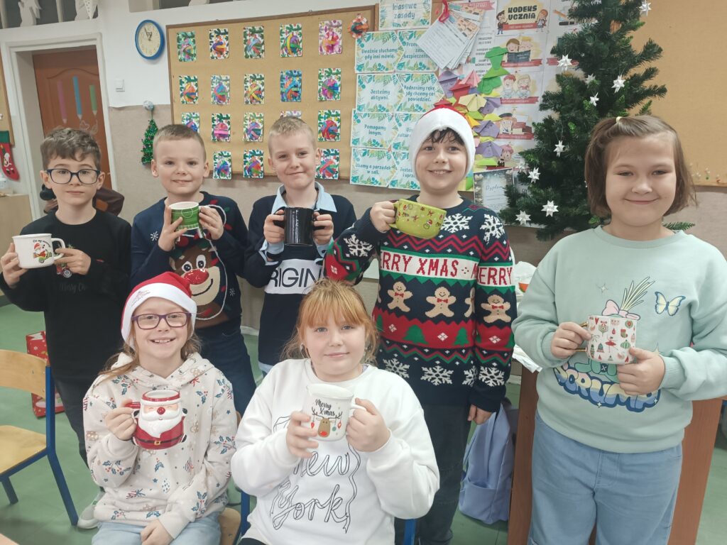 zdjęcie uczniów grupowe, którzy dostali kubeczki świąteczne 