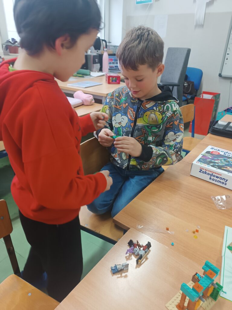 chłopcy układają puzzle 