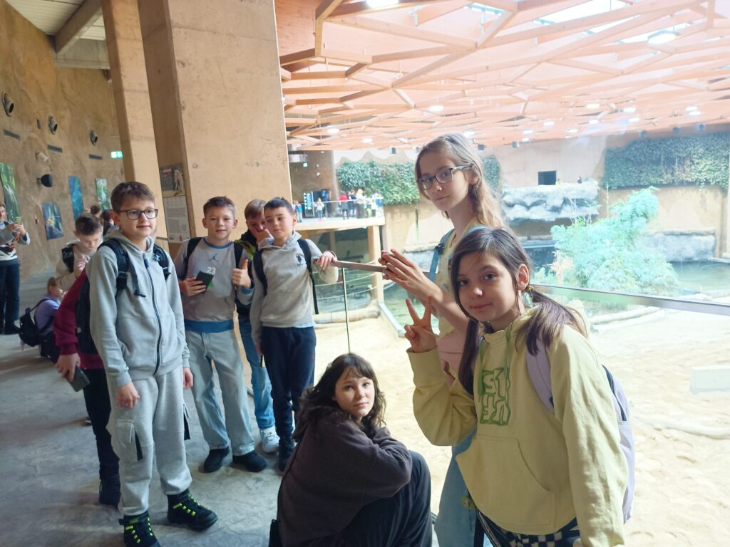 zdjęcie grupowe uczniów przed wybiegiem słoni