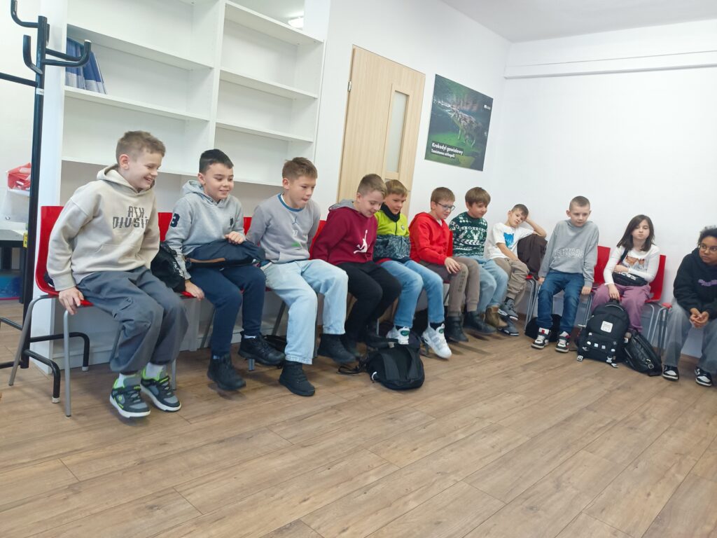 zdjęcie grupowe uczniów siedzącch na kanapie