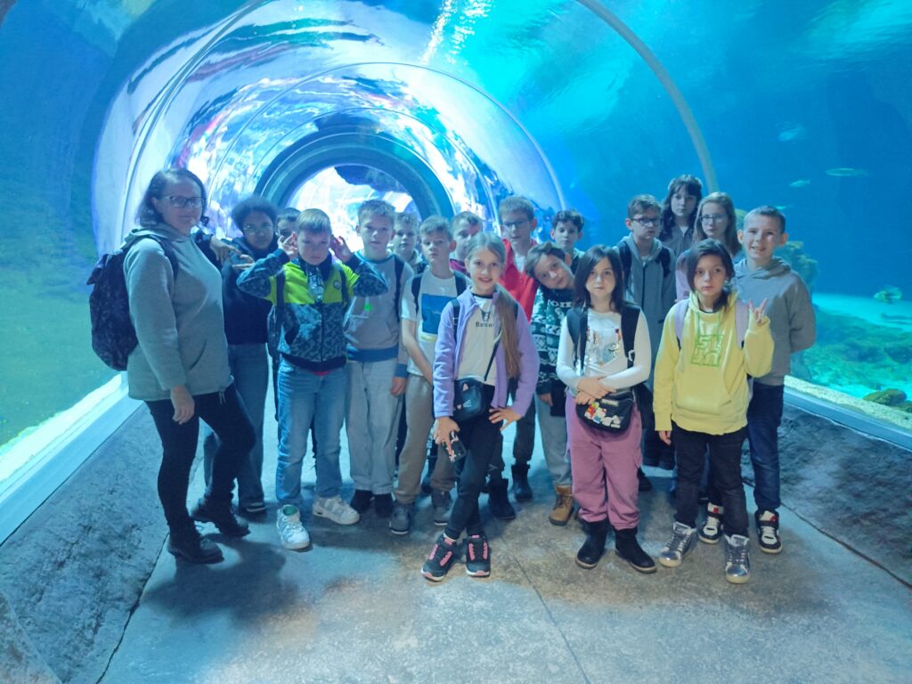 zdjęcie grupowe uczniów w orientarium