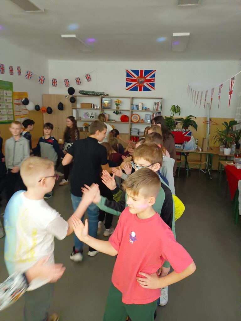 zdjęcie grupowe uczniów  tańczących w sali