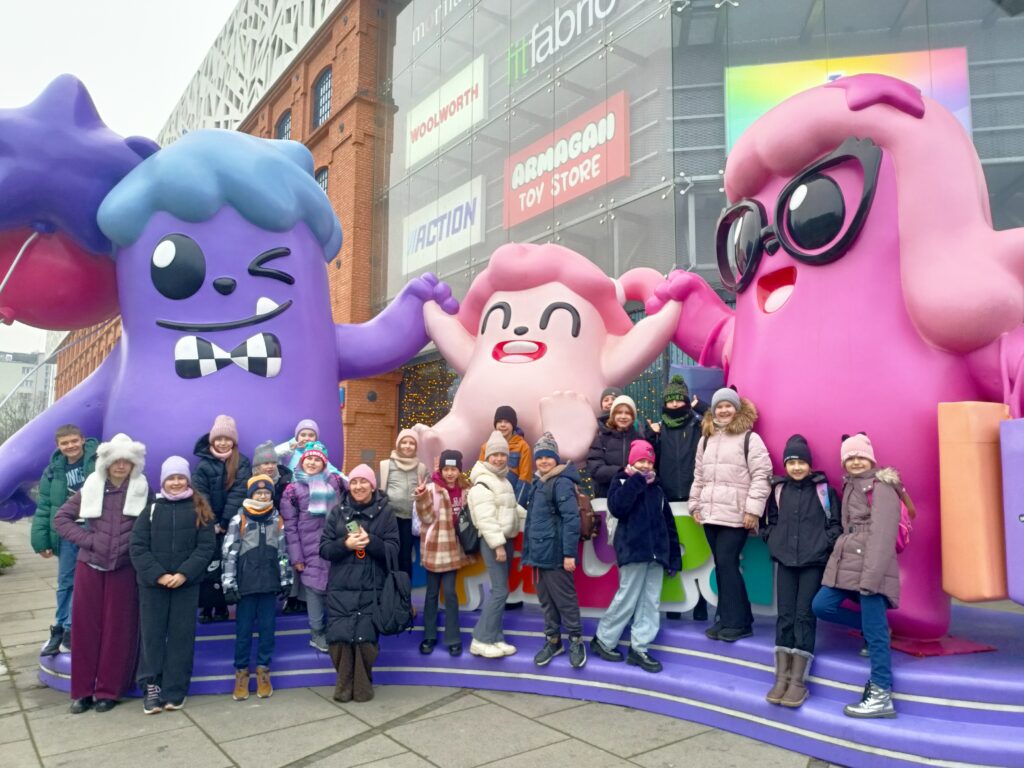 zdjęcie grupowe uczniów przed Sukcjeją 