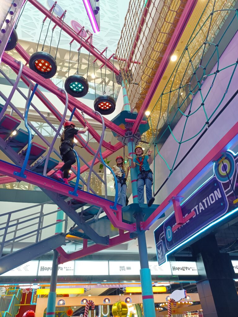 zdjęcie grupowe uczniów  w parku linowym hopy-lupy