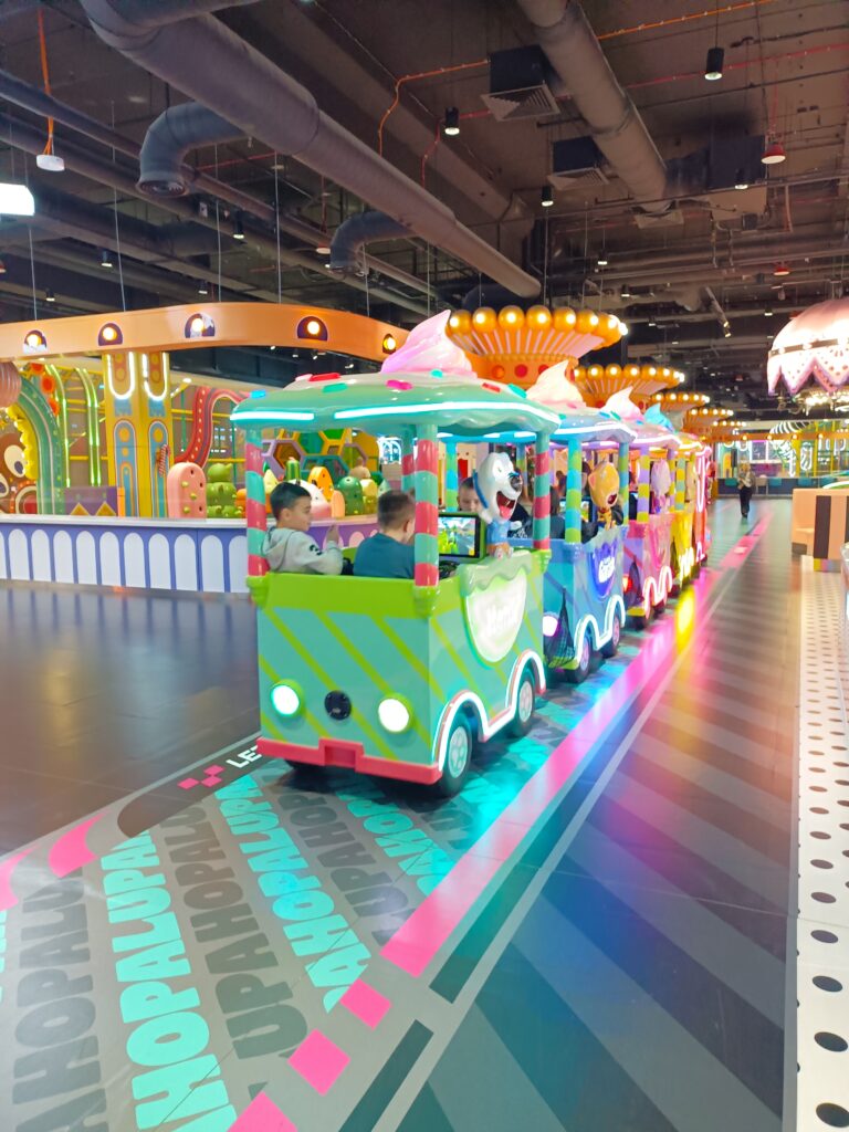 zdjęcie grupowe uczniów  jadących ciuchcią zabawa w hopa-lupa