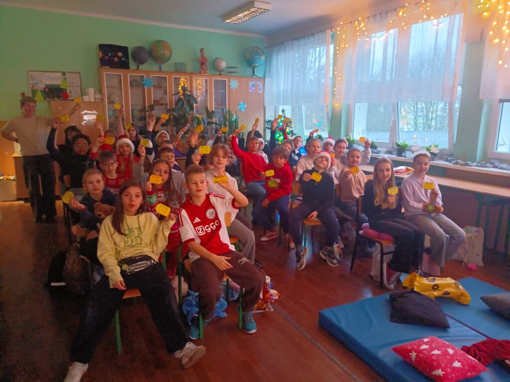 zdjęcie grupowe uczniów  siedzących na krzesłach