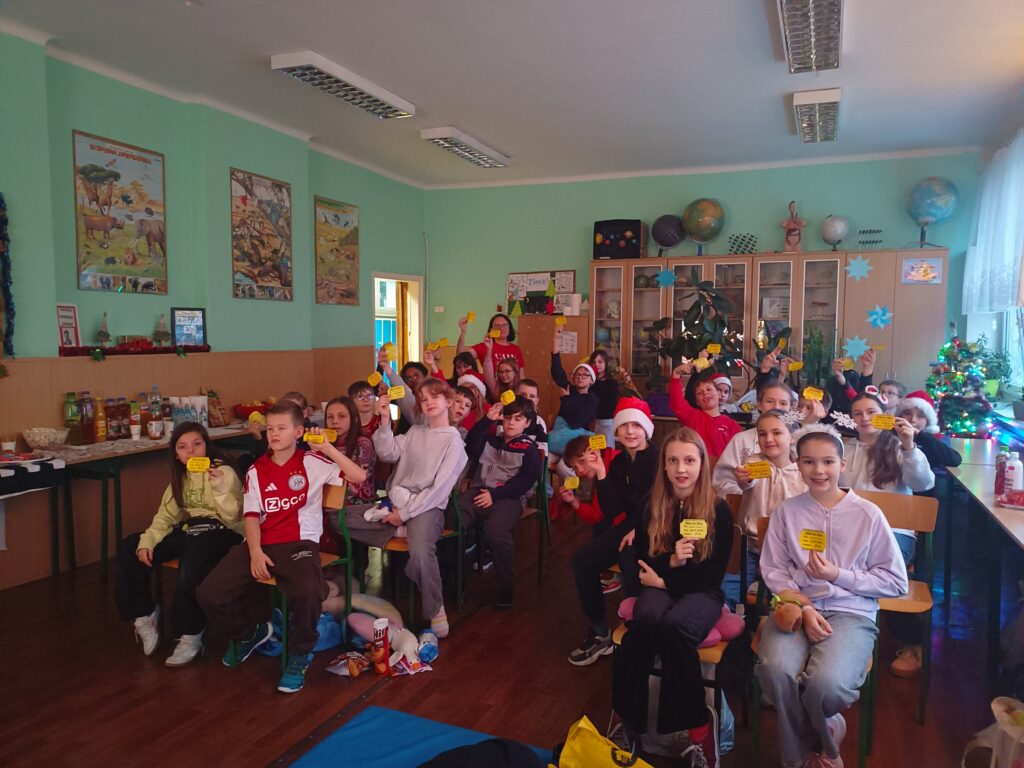 zdjęcie grupowe uczniów siedzących na krzesłach