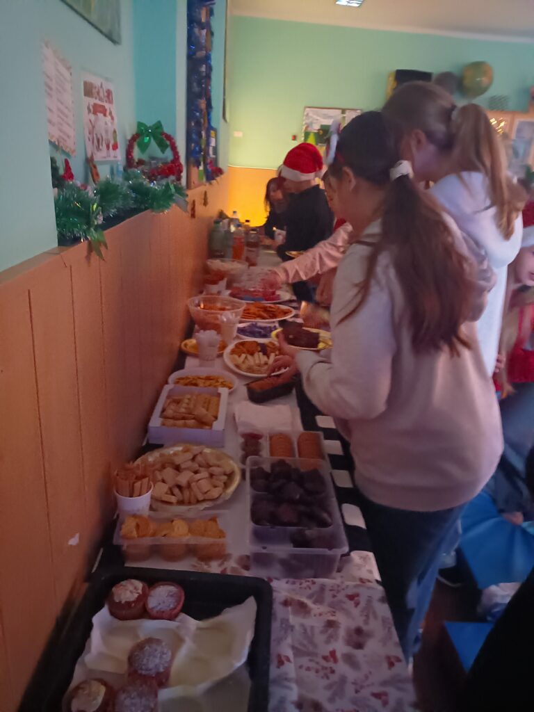 zdjęcie grupowe uczniów nakładających sobie jedzenie