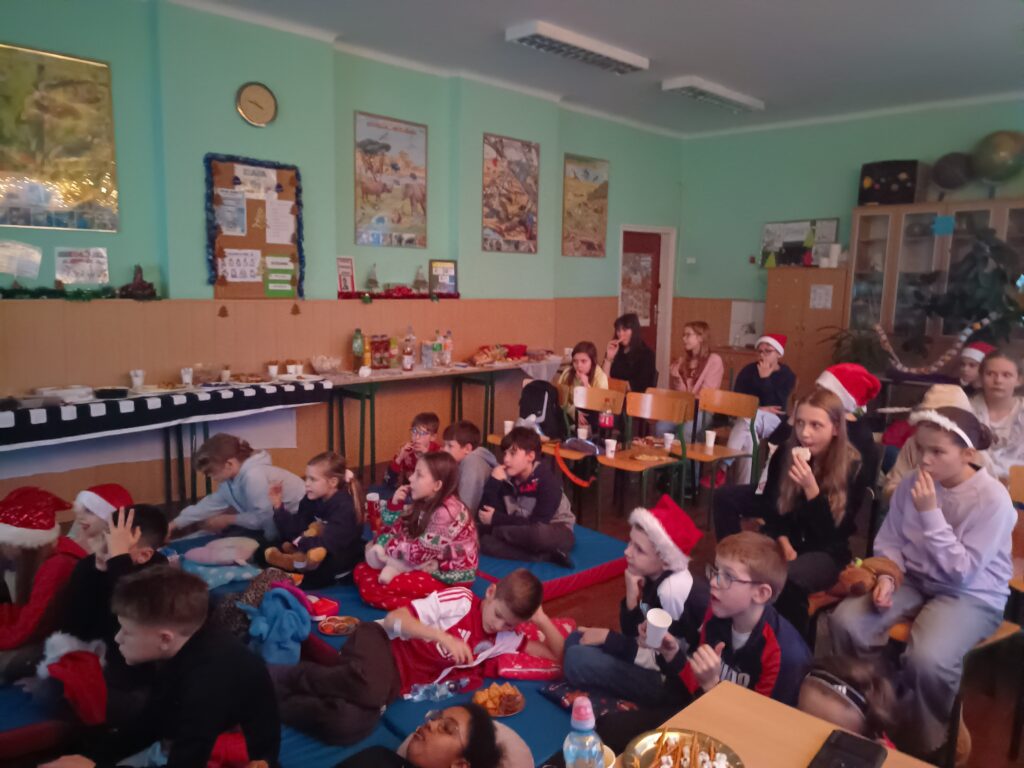 zdjęcie grupowe uczniów  siedzących w klasie