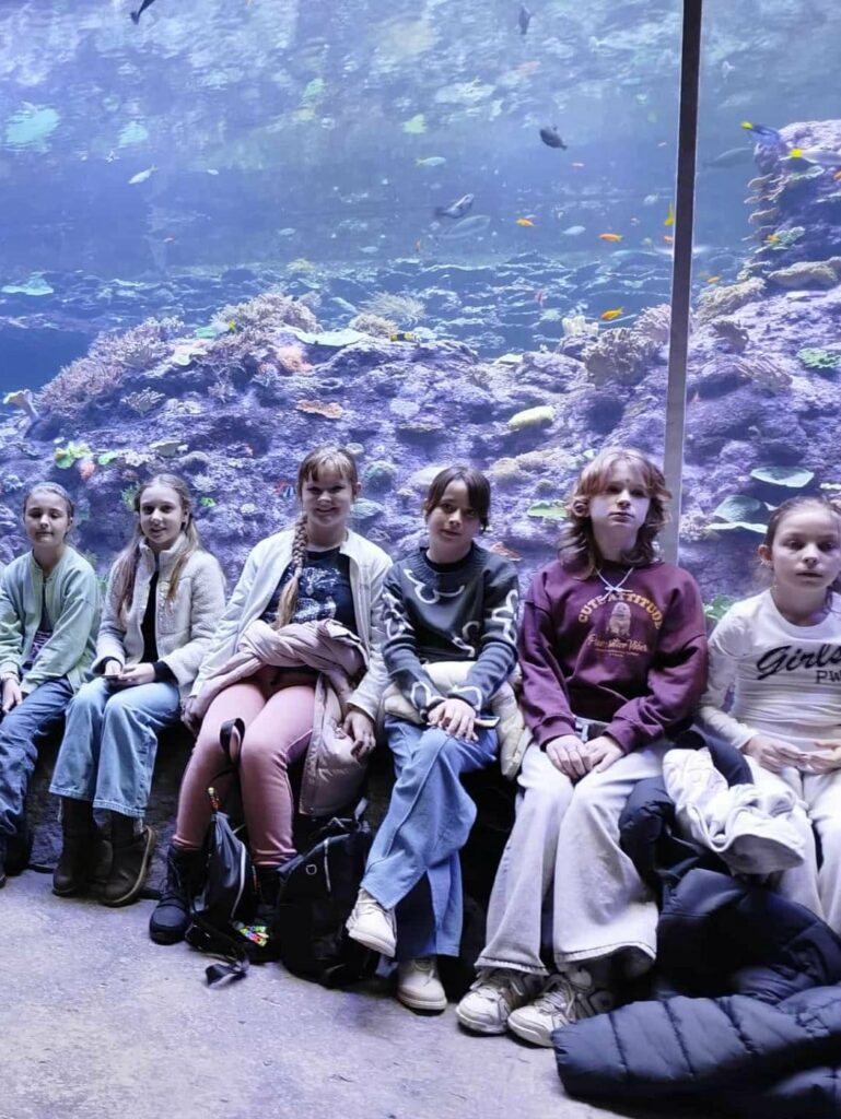 zdjęcie grupowe uczniów przy akwarium 