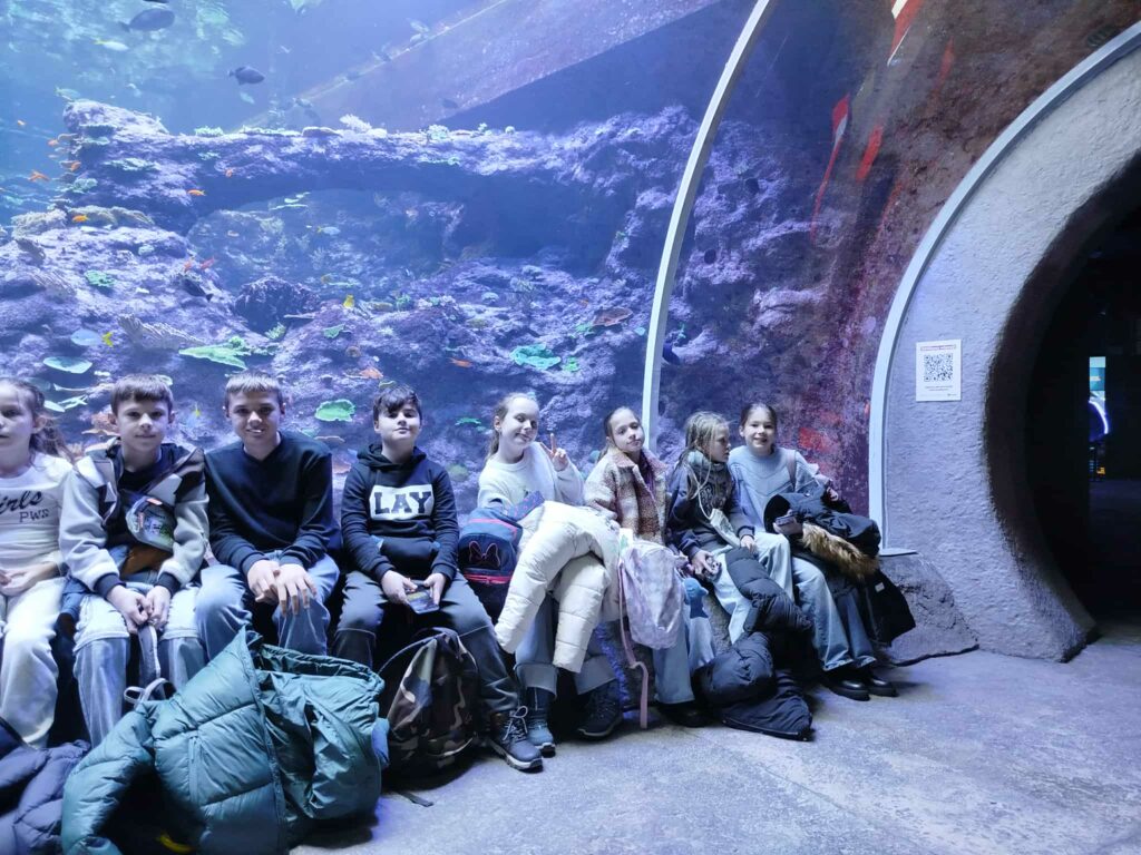 zdjęcie grupowe uczniów przy akwarium