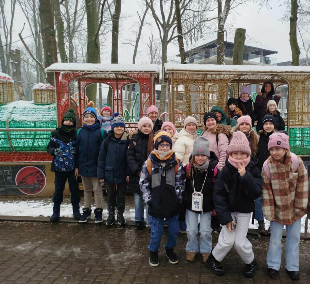 zdjęcie grupowe uczniów na dworze