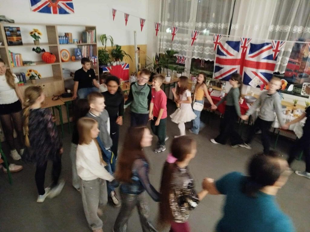 zdjęcie grupowe uczniów tańczących