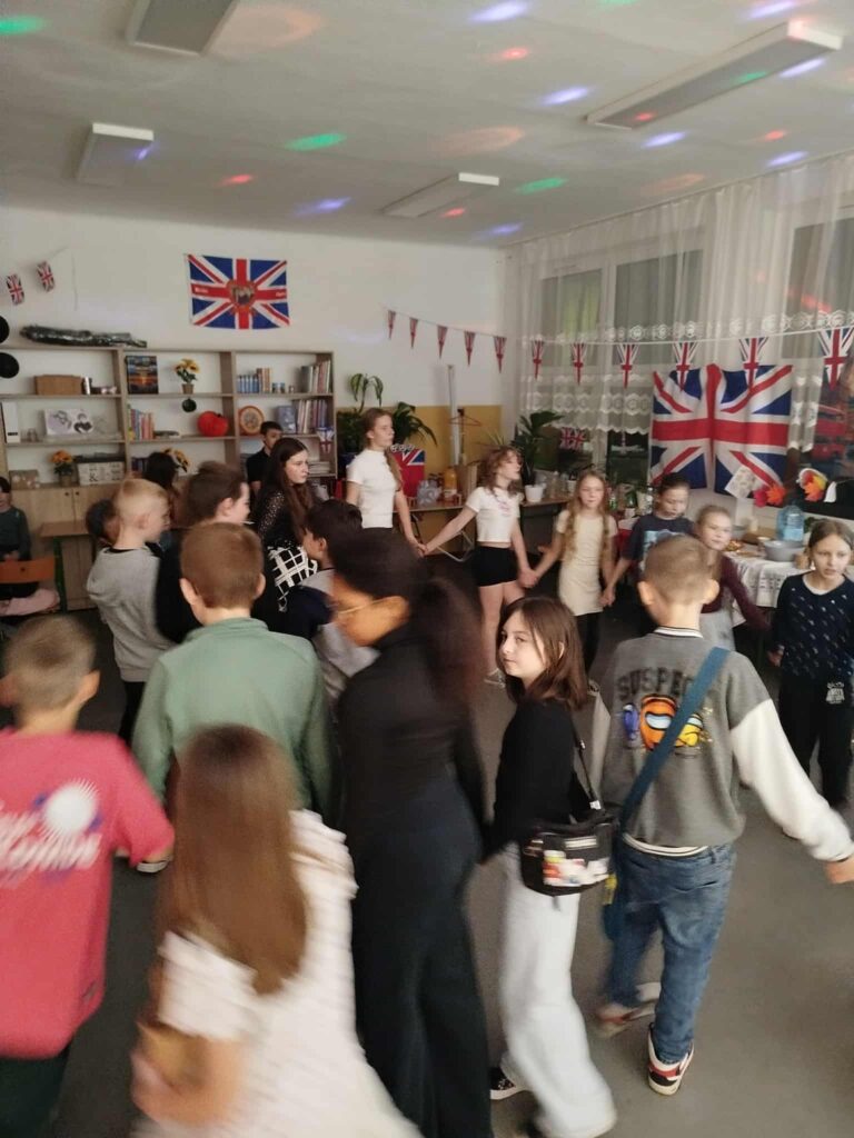 zdjęcie grupowe uczniów tańczących 