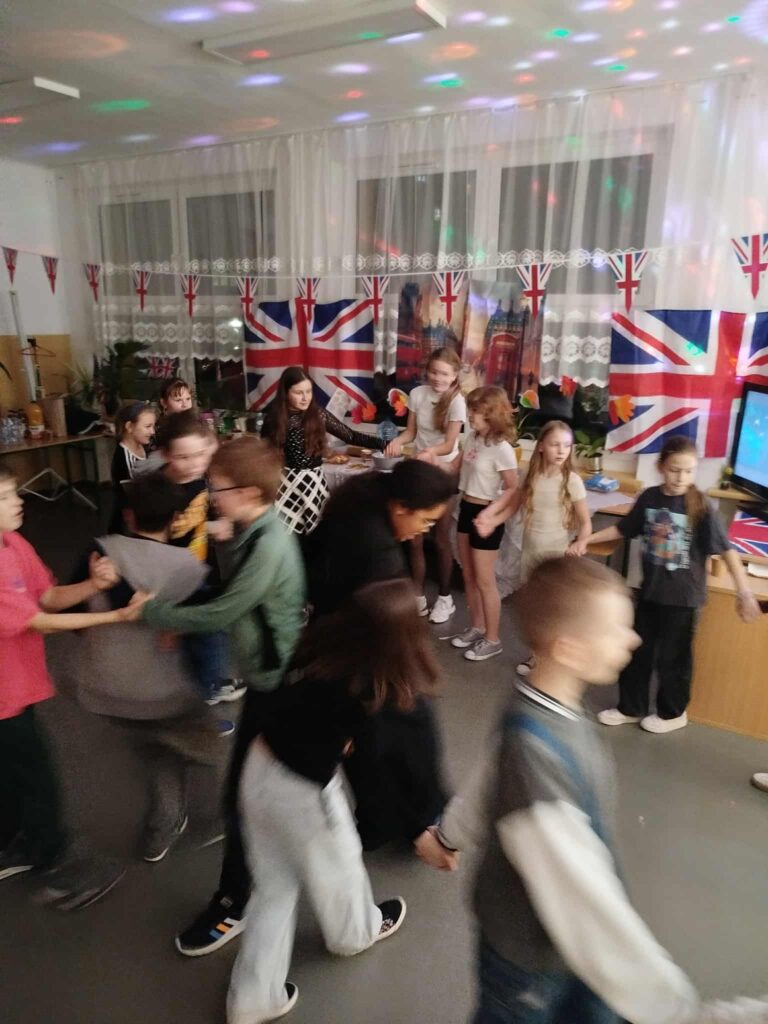 zdjęcie grupowe uczniów  tańczących