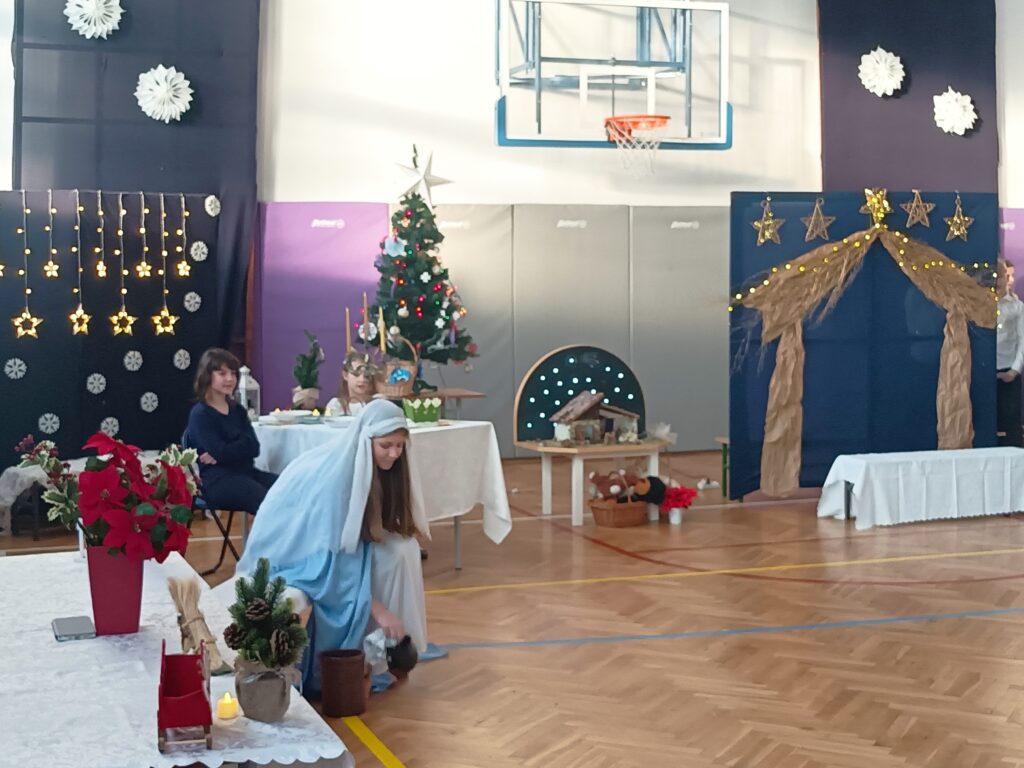 dziewczynka odgrywa maryję