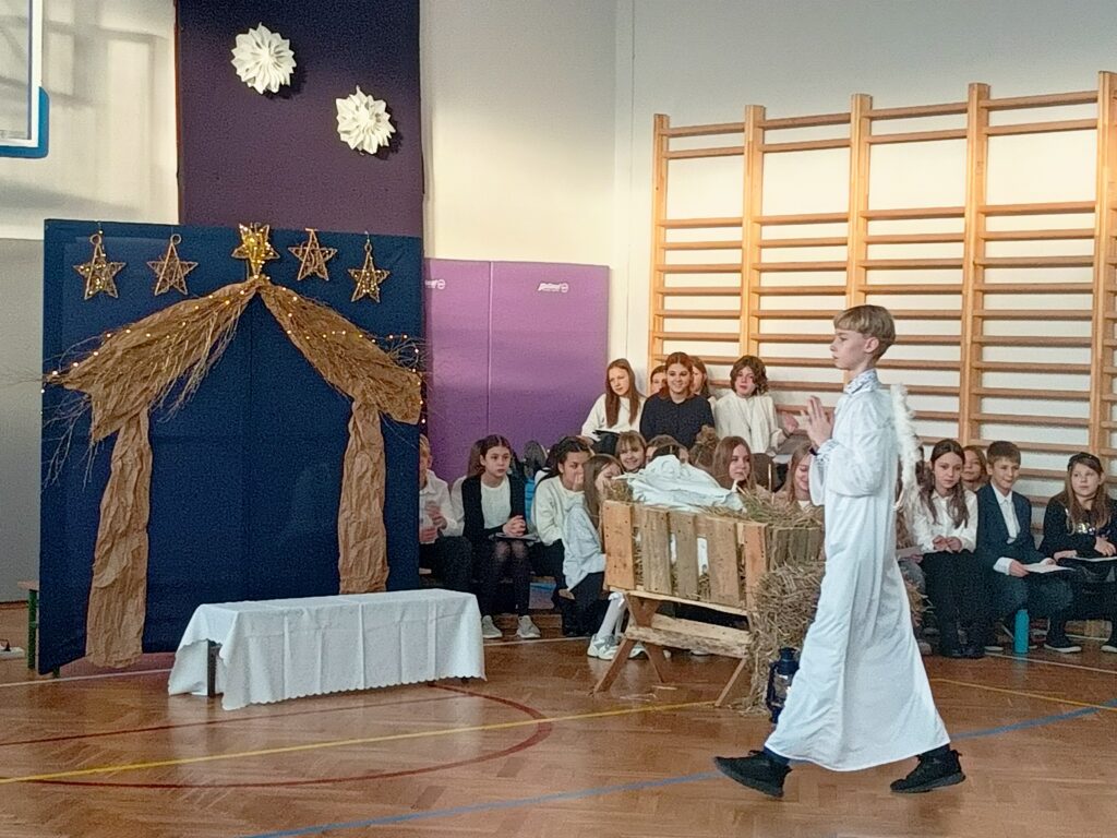 chłopiec przebrany z anioła