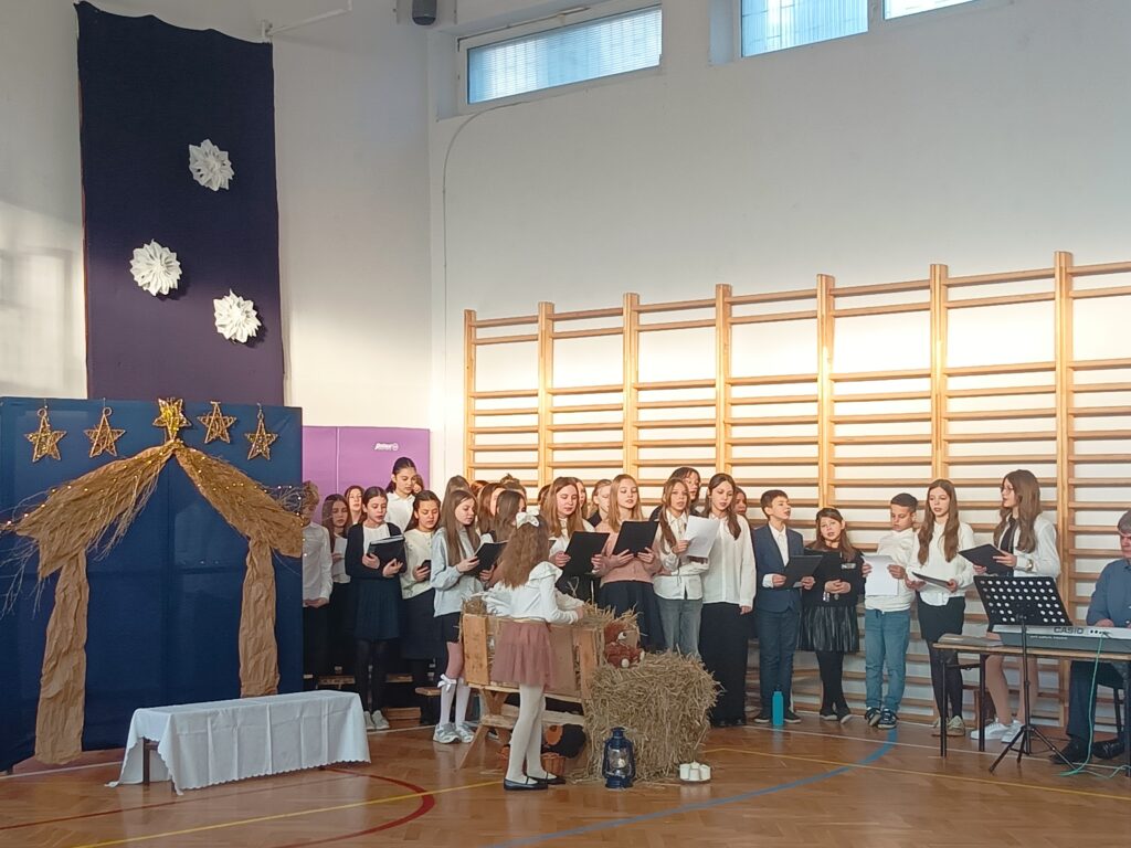 chór podczas śpiewu