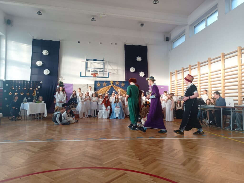 kadr z przedstawienia, trzej królowie podążający 