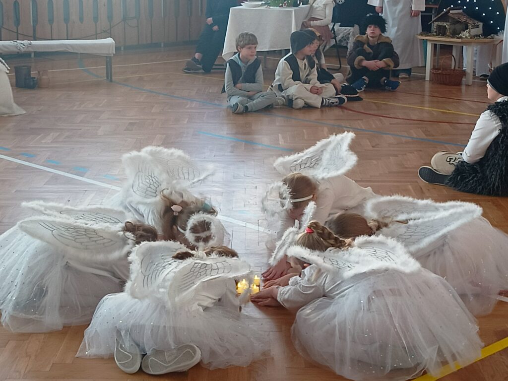 aniołki schylone na podłodze