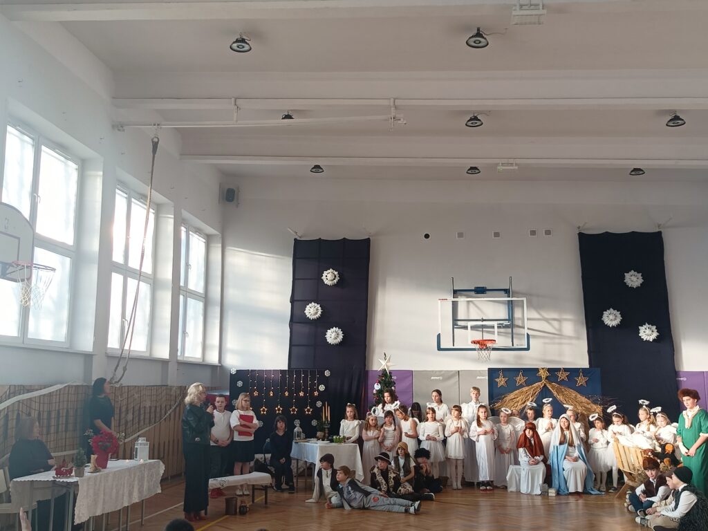 pani Wicedyrektor podczas przemawiania, dzieci z przedstawienia