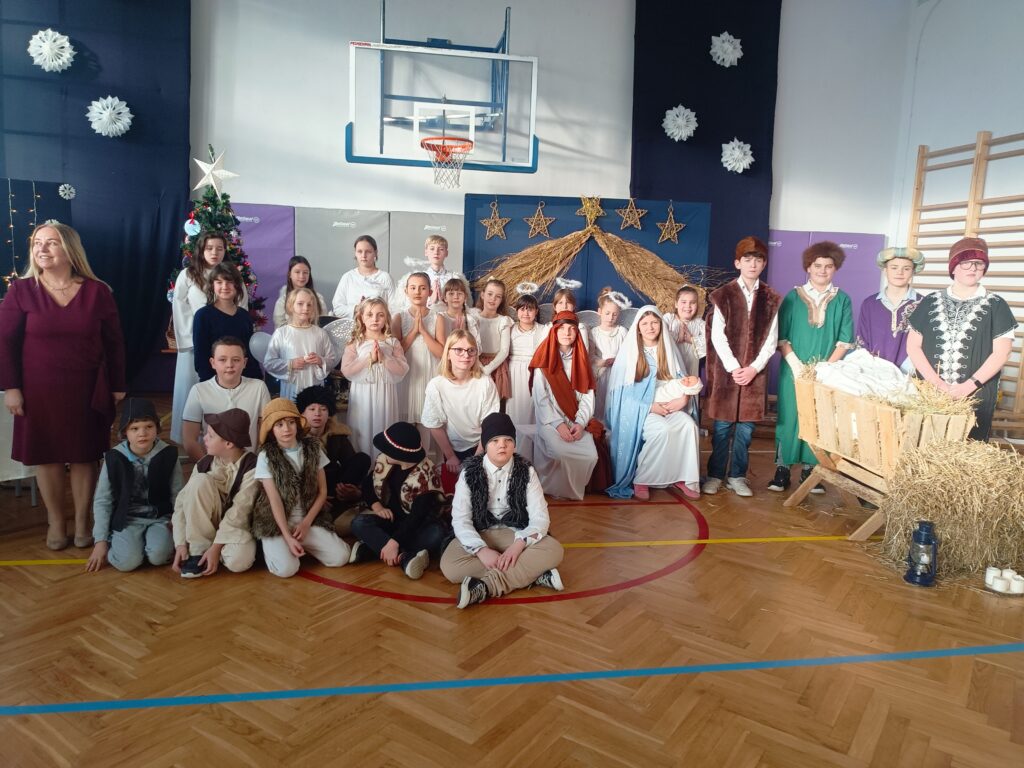 zdjęcie zbiorowe artystów i jednej z pań