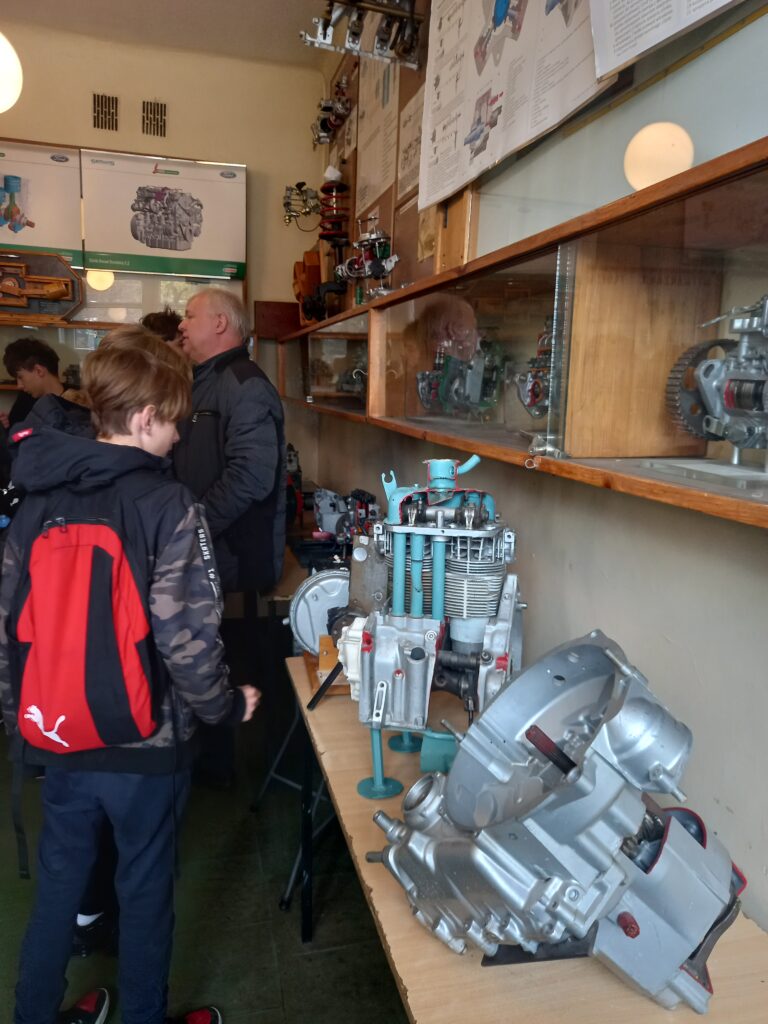 Dzieci oglądają części samochodowe