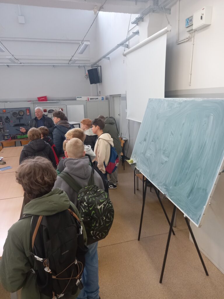 dzieci stoją i słuchają wykładu