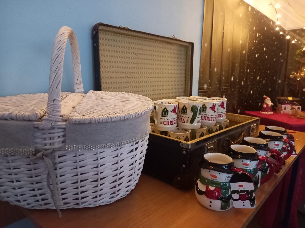 zdjęcie koszyka wiklinowego, kubeczków świątecznych 