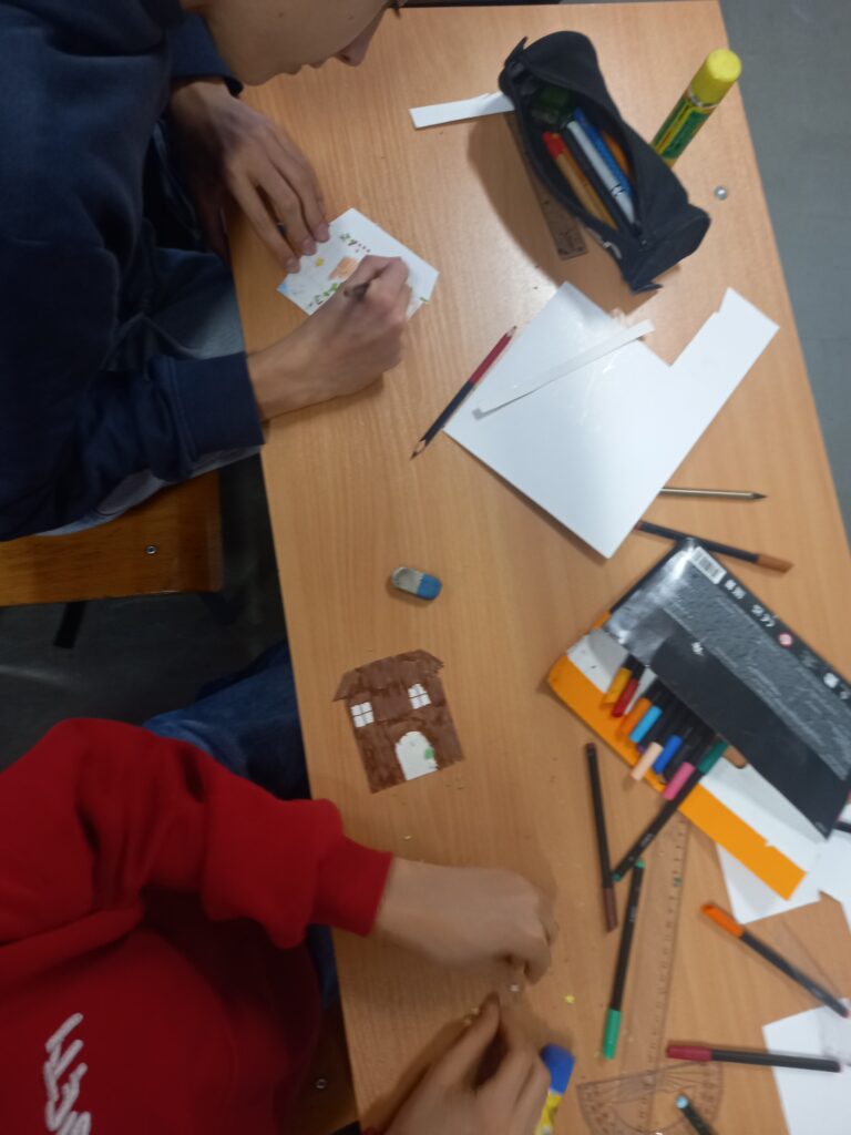 dzieci malują domki i wycinają