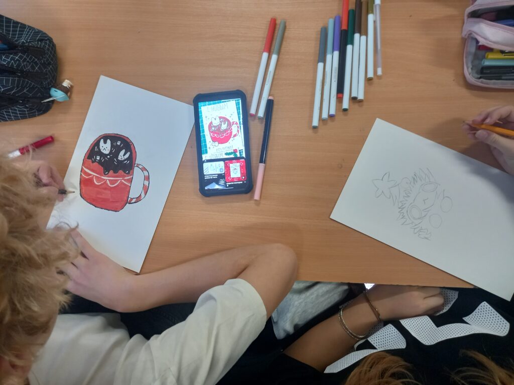 uczeń przemalowuje kartkę świąteczną na kartkę ze zdjęcia z telefonu