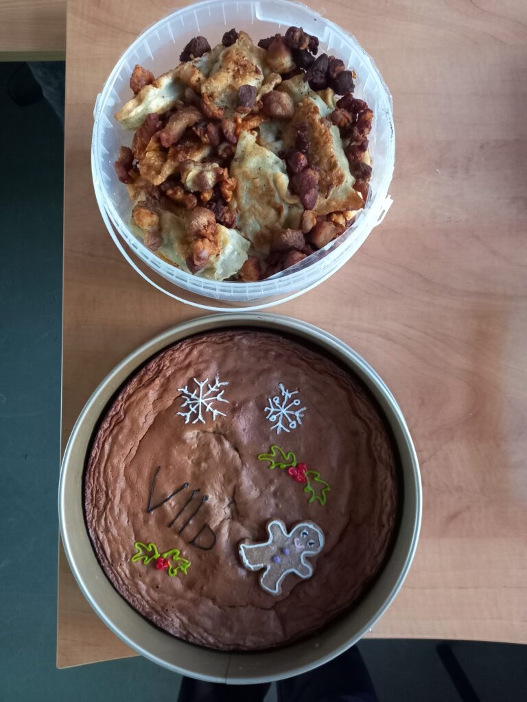 jedzenie w dwóch pojenikach