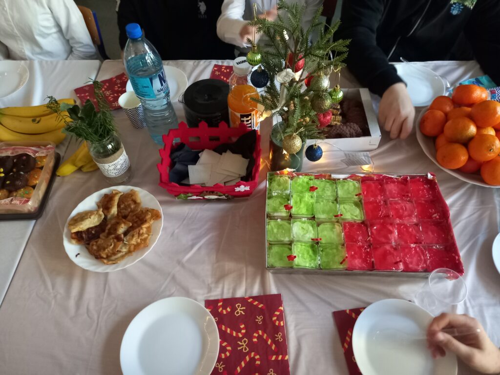 zdjęcie stolika ze słodkościami i opłatkiem 