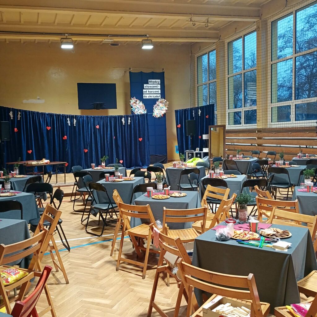 zdjęcie stolików z poczęstunkiem, stoliki przykryte obrusami