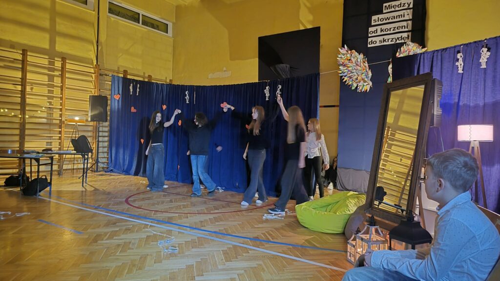 dziewczynki podczas przedstawienia stoją z rękoma ku górze