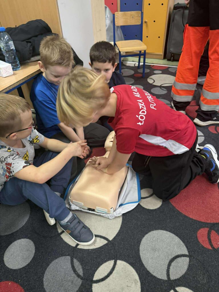 uczeń ćwiczy na fantomie pierwszą pomoc.