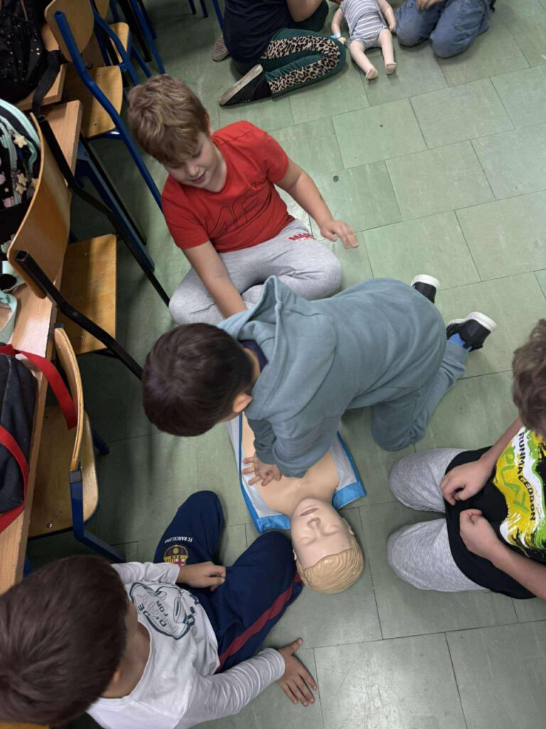 uczeń ćwiczy na fantomie pierwszą pomoc.