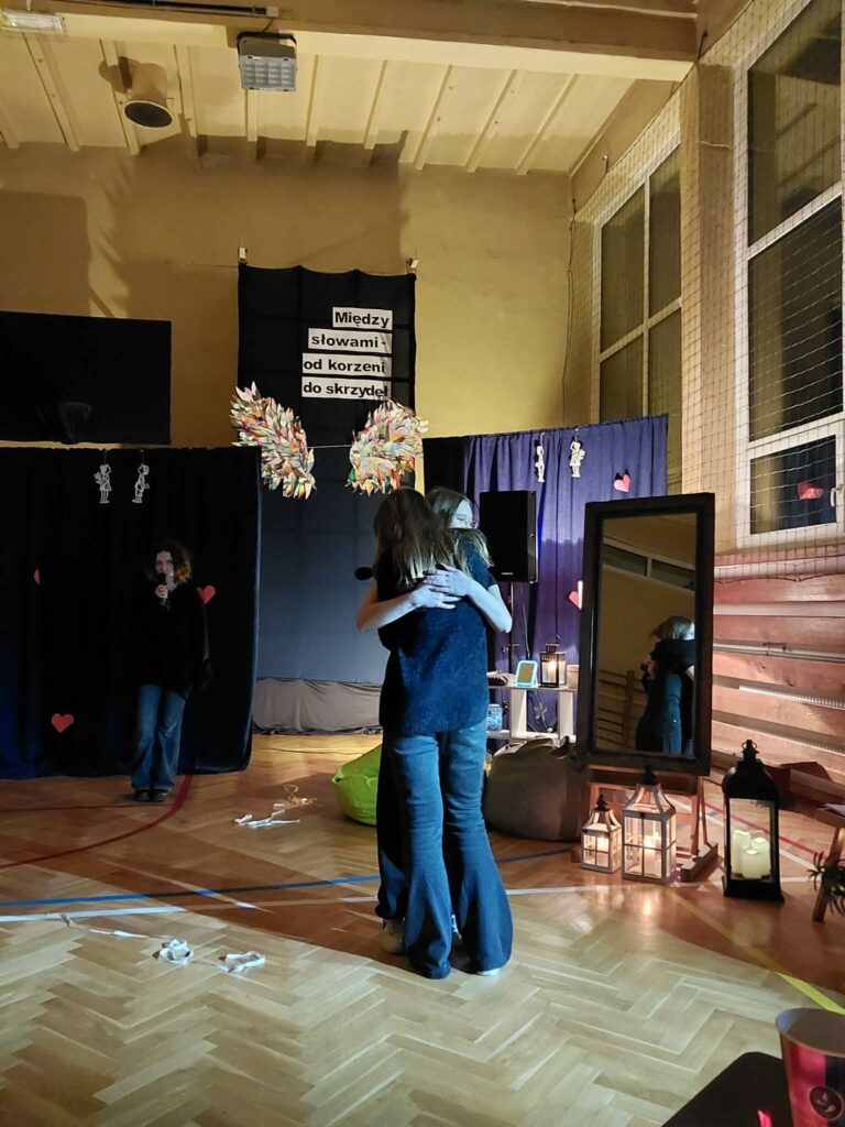 dwoje uczniów podczas przedstawienia- ptzytuleni