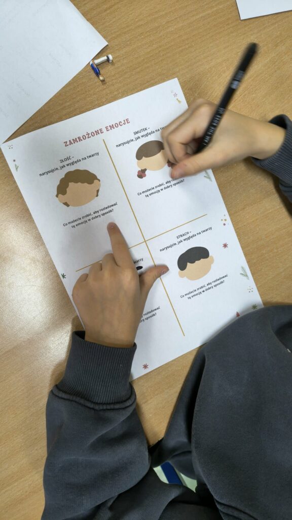 uczeń wypełnia kartę pracy