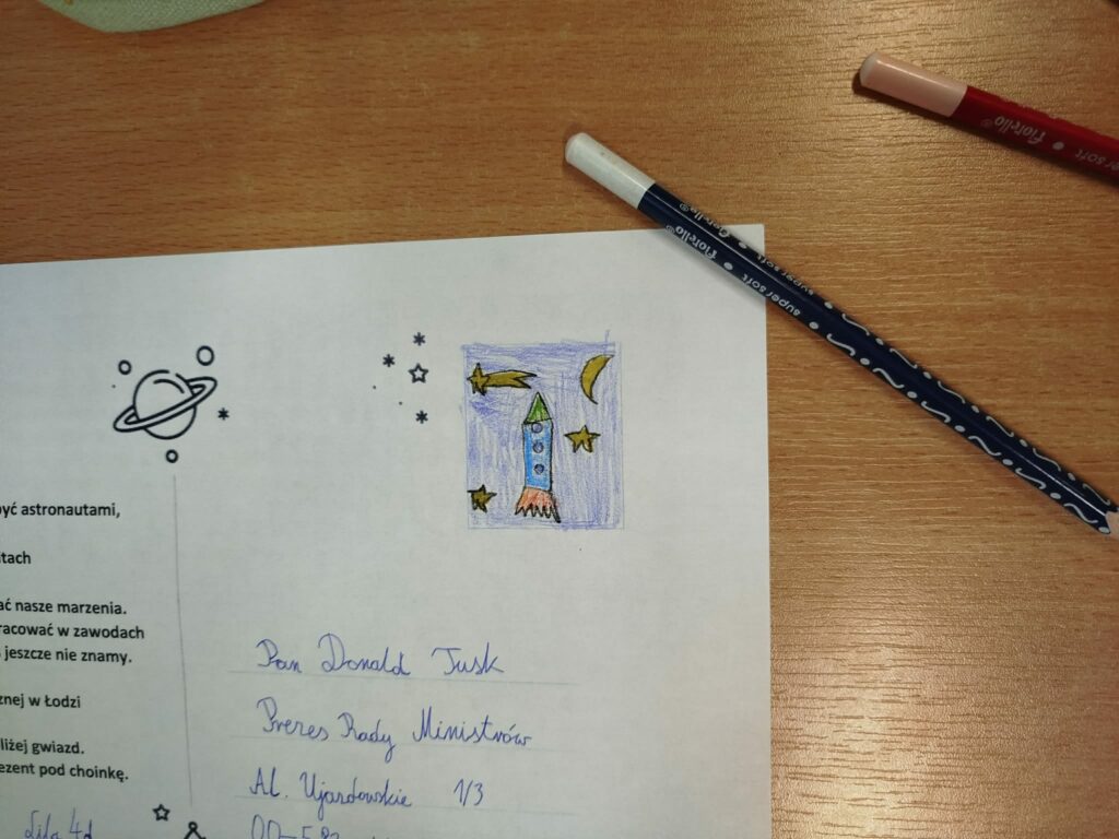 Zdjęcie przedstawia zaadresowaną kartkę ze znaczkiem wykonanym przez ucznia SP 182.