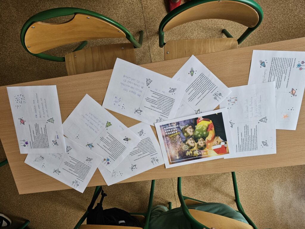 Zdjęcie przedstawia rozłożone na ławce kartki świąteczne wykonane przez uczniów.