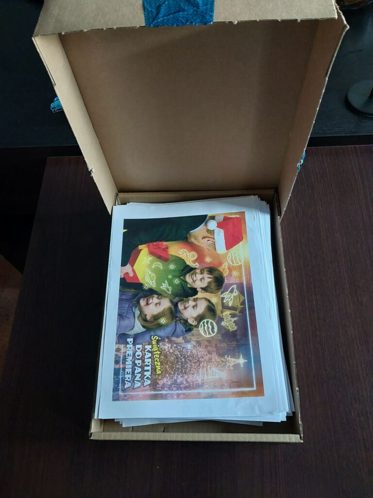 Zdjęcie przedstawia przygotowaną przesyłkę z kartkami świątecznymi do Premiera w sprawie budowy siedziby ESA w Łodzi.